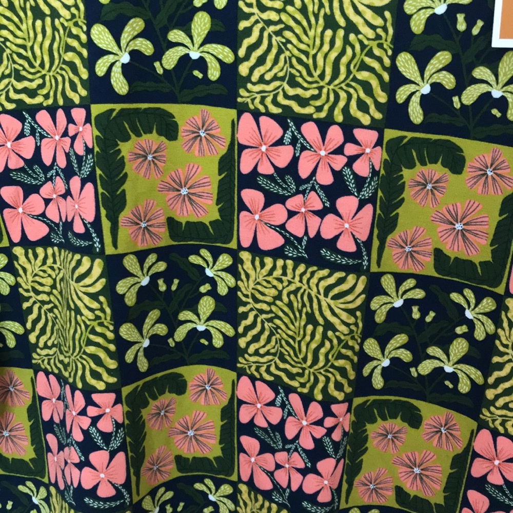 NEW Latino Heritage Tropical Top. Medium - Picture 3 of 6